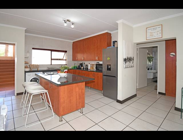 2 BEDROOM APARTMENT FOR SALE IN SUNNINGHILL